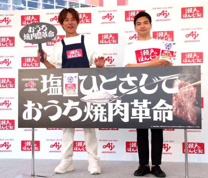 杉浦太陽さん㊧と宮坂チーム長