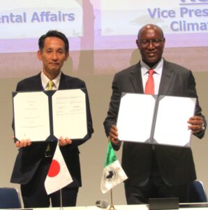 SOIの署名式の様子左から土居健太郎環境省地球環境審議官とアフリカ開発銀行のケビンカリウキ副総裁 SOIの署名式の様子。左から土居健太郎環境省地球環境審議官とアフリカ開発銀行のケビン・カリウキ副総裁
