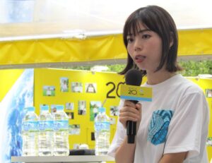 オリジナルTシャツを着用するサントリー食品インターナショナルのSBFジャパンブランド開発事業部の稲垣亜梨沙氏