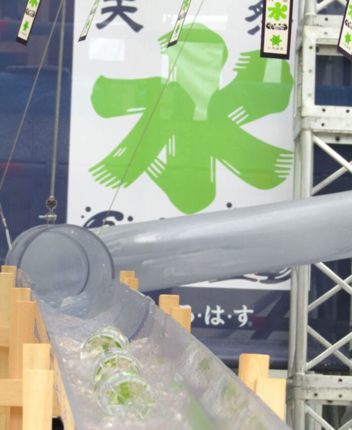 ウォータースライダーを滑走する「い・ろ・は・す」