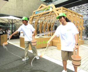 打ち水の様子