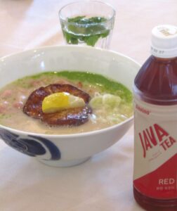 飯田さんがイベント向けに考案したラーメンとジャワティ 飯田さんがイベント向けに考案したラーメンと「ジャワティ」