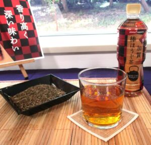 原料と焙煎を見直し「加賀棒ほうじ茶」らしい濃い味わいや華やかな香りをよりしっかりと感じられる中味へと磨きをかけた