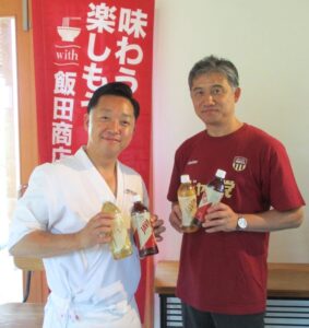左から飯田さんと大塚食品の小林一志製品部部長