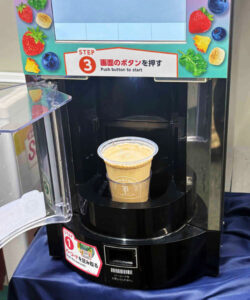 専用マシンで完成した「カフェラテスムージー」