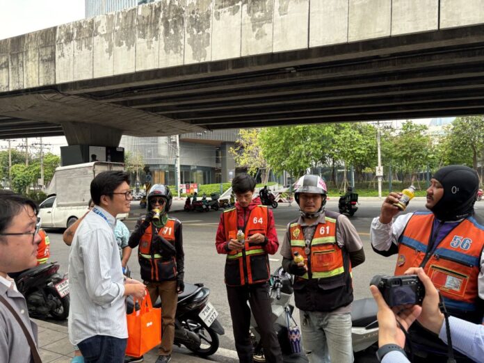タイではバイクタクシーのドライバーへの突撃調査やサンプリングを実施