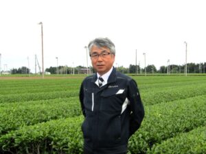牧之原の茶畑でJAハイナンの立石善也常務理事 牧之原の茶畑でJAハイナンの立石善也常務理事