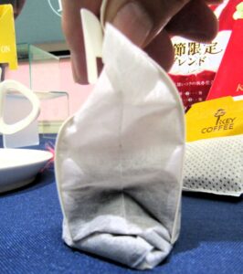 お湯の中で上下させることでフィルターが広がる