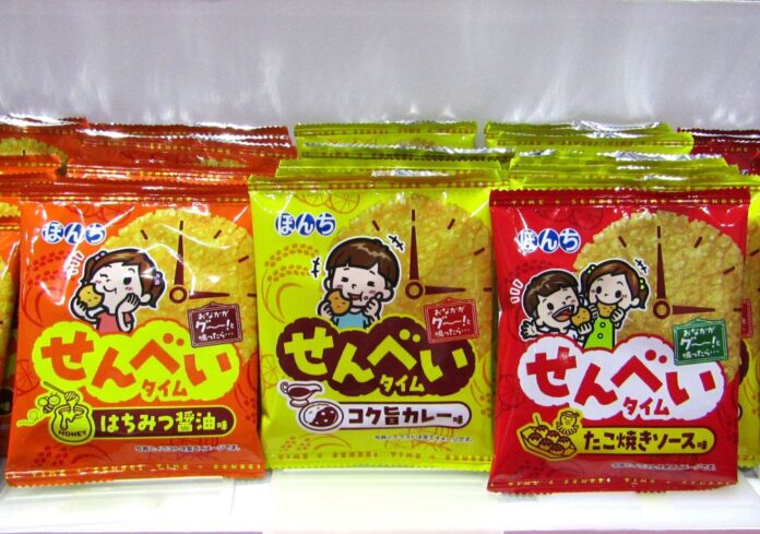 左から「せんべいタイム」の「はちみつ醤油味」「コク旨カレー味」「たこ焼きソース味」の3種類