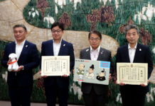 「あいち三英傑WAON」発行12万枚に 県に利用金額の一部寄付 イオンリテールとマックスバリュ東海 (左から)石河康明支社長、大村秀章知事、作道政昭社長