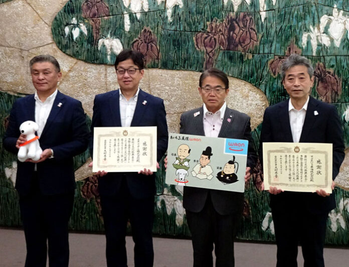 （左から）石河康明支社長、大村秀章知事、作道政昭社長