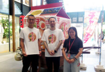 明星食品「チャルメラ」と「ユニクロ 原宿店」がコラボ オリジナルTシャツなど 松川賢一ブランドマネージャ―(中央)