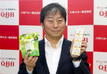 六甲バター ベビー・デザートチーズ強化再編 海外・植物性で次なる成長へ 新商品をアピールする塚本浩康社長