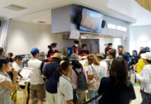 万博で大阪府がヘルシーメニュー提案 食品5社も参画 調理実演と試食を行った