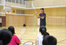 ガムを噛みながらバドミントン教室 奥原希望選手がスポーツ通じて「噛むこと」の大切さ伝える ロッテ 小学生にバドミントンを教える奥原希望選手(奥)