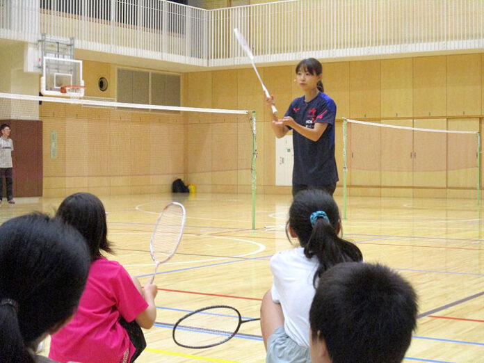 小学生にバドミントンを教える奥原希望選手（奥）