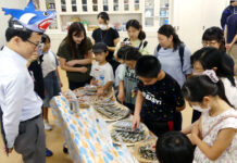 「親子おさかな教室」 干物工場で食育・調理体験 ヤマナカ×昭和 いろいろな干物を見て、触って体験