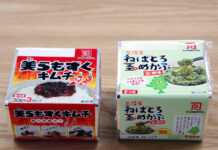 もずく×キムチで客層拡大 わかめの削ぎ芯をアップサイクル カネリョウ海藻が秋季新商品 「美(ちゅ)らもずく キムチ」㊧と「ねばとろ茎入めかぶ 醤油味」