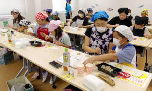 ほぐした干物を使ってミニピザ作りに挑戦 ほぐした干物を使ってミニピザ作りに挑戦
