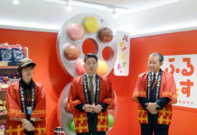 フルタ製菓の直営店「ふるたす」 天王寺に3号店 巨大オブジェの映えスポットも 巨大オブジェの前でオープニングセレモニー