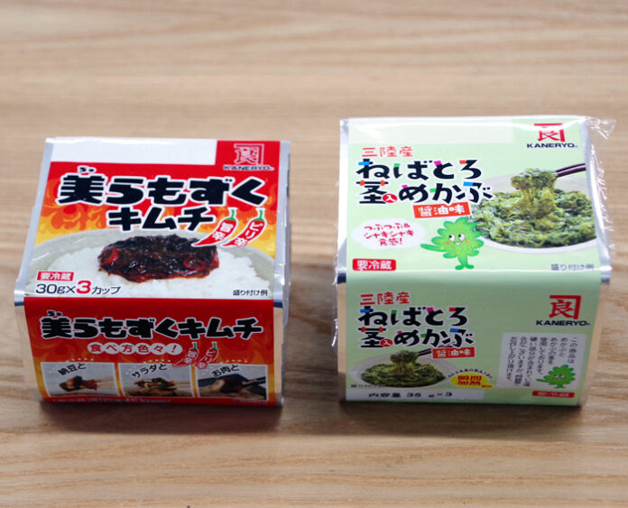「美（ちゅ）らもずく キムチ」㊧と「ねばとろ茎入めかぶ 醤油味」