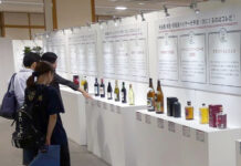 秋田屋バイヤーがトレンド予測 日本酒・焼酎など次の流れ提示 名古屋で展示商談会 「次は何が来る?」解説に熱心に聞き入る来場者