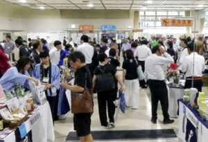 メーカーブースでは試飲を交え商談に花を咲かせた メーカーブースでは試飲を交え、商談に花を咲かせた