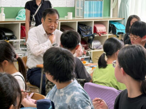 児童と給食をともに