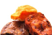 亀田製菓の米菓ブランドの中でヘビーユーザーの割合が多く高リピート率を誇る「技のこだ割り」 おつまみ訴求で拡大 「技のこだ割り」の「濃厚醤油」(左手前)、「旨辛唐辛子」(右手前)、「濃厚チーズ」(奥)