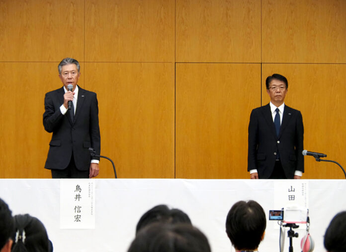 報道陣を前に説明する鳥井信宏社長㊧と山田賢治副社長(9月2日)