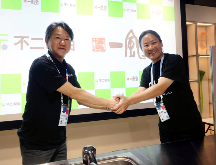 不二製油の大森達司社長㊧と力の源HD山根智之社長