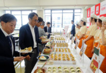 六甲バター 恒例のマラソンレシピを披露 学生考案でチーズ活用に広がりを レシピを開発した学生ら㊨が塚本浩康社長に試食を提供