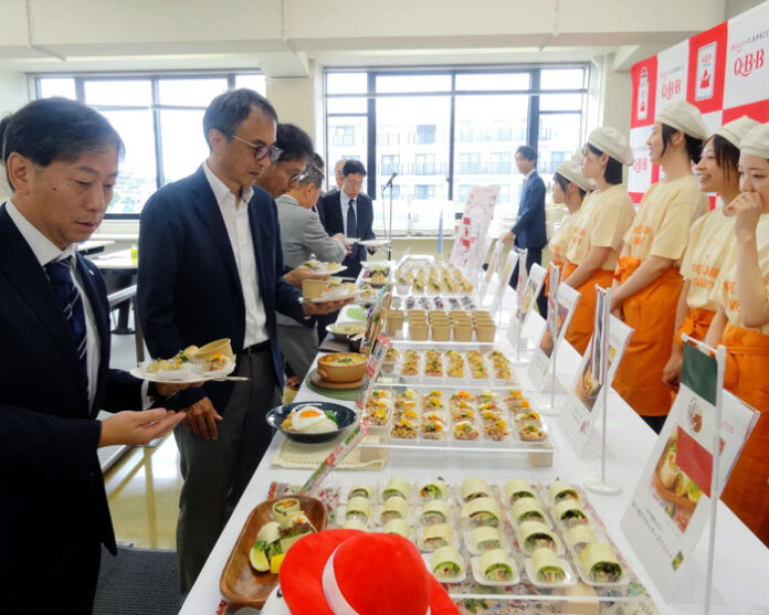 レシピを開発した学生ら㊨が塚本浩康社長に試食を提供