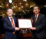 徐小虎副会長㊧から水谷友彦理事長に感謝状を贈呈