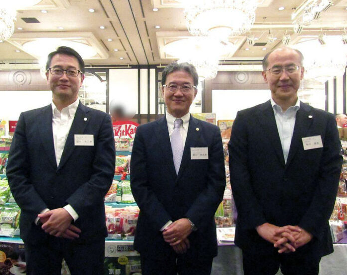 関口快太郎社長㊥、関口大二郎専務㊧、相川保彦常務