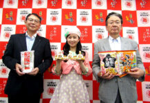 越後製菓 コメの品薄で餅・米飯部門が前期増収 (左から)吉原忠彦社長、岡田ひとみさん、星野一郎会長