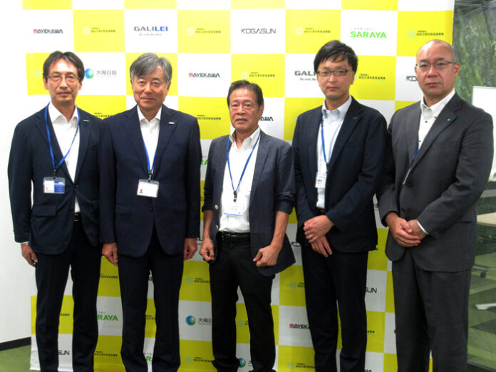 鈴木徹代表理事（中央）と凍結装置メーカー関係者