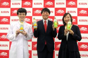 右からマーケティング部午後の紅茶アシスタントブランドマネージャーの川名翔子氏、マーケティング部午後の紅茶ブランド担当の大澤寛文氏、商品開発研究所飲料開発担当の大澤拓凌（たいが）氏