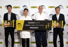 冷凍具付き麺「お水がいらないプレミアム」 カドヤ食堂・飯田商店が監修 キンレイ (左から)大倉孝志氏、飯田将太店主、橘和良店主、白潟昌彦社長