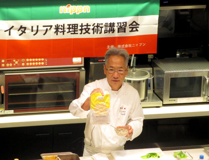 12品を紹介した鈴木弥平シェフ