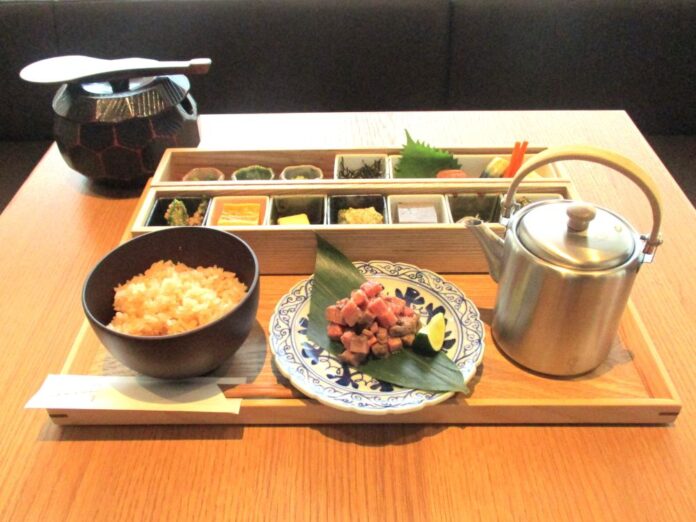 ほうじ茶の炊き込みご飯がつく御膳