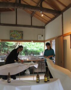 左から出張料理人・現代美食家のソウダルア氏と折紙作家の勝川東氏