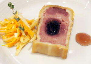 柿を食べると美味しくなるという野生のクマをパテに。中央には干し柿が