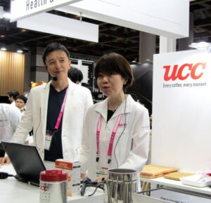 UCC上島珈琲の植田恵美R&D本部研究開発部担当課長（右）と池谷医院の池谷敏郎院長