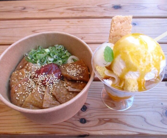左から「冷やし梅クリームうどん」「完熟梅のパフェ」