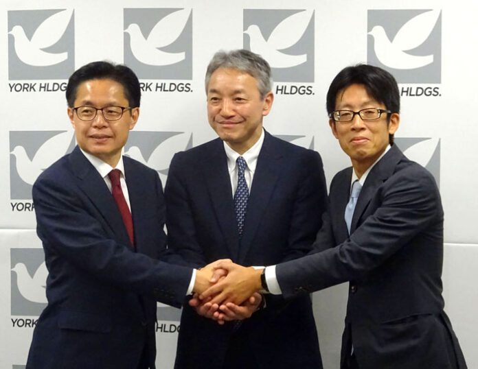 （左から）イトーヨーカ堂：山本哲也社長、ヨークHD：石橋誠一郎社長、ベインキャピタル・ジャパン：西直史パートナー