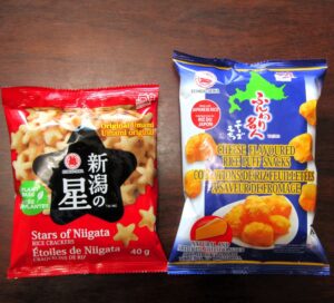 左から英語とフランス語併記の新潟の星 甘からふんわり名人 チーズもち 左から英語とフランス語併記の「新潟の星 甘から」「ふんわり名人 チーズもち」
