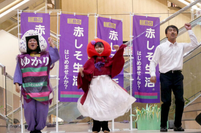 三島食品 社員劇団が“赤しそ”アピール 社長が脚本