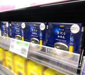 売場に並ぶ「ちょっと贅沢な珈琲店」スティックブラックスペシャル・ブレンド
