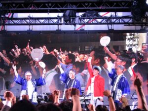 左からオフィシャルローンチイベントでトヨタの豊田会長、ウーブン・バイ・トヨタの豊田大輔シニア・バイス・プレジデント、インベンターに加わるシンガーソングライターのナオト・インティライミさん、ウーブン・バイ・トヨタの隈部肇代表取締役CEO